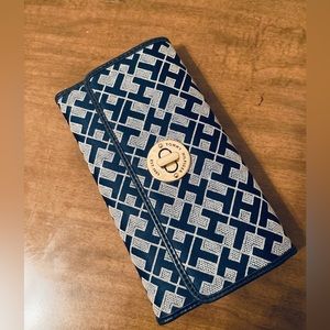 Tommy Hilfiger wallet. Size: 7in x 4in. Color: Navy Blue and White